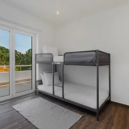 Cascais, Family Retreat In A 2-bedroom *